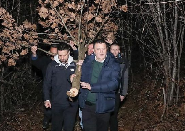 "ČUVAMO NAŠE OBIČAJE" Đajić usjekao badnjak i čestitao Badnji dan (FOTO)