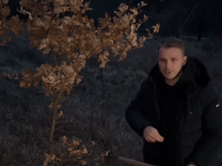 "SREĆNO BADNJE JUTRO" Stanivuković se prekrstio pa usjekao badnjak na Manjači (VIDEO)