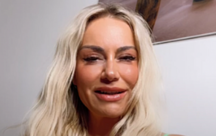 SELMA BAJRAMI NE PRESTAJE DA ŠOKIRA Nova provokacija pjevačice u lajv uključenju