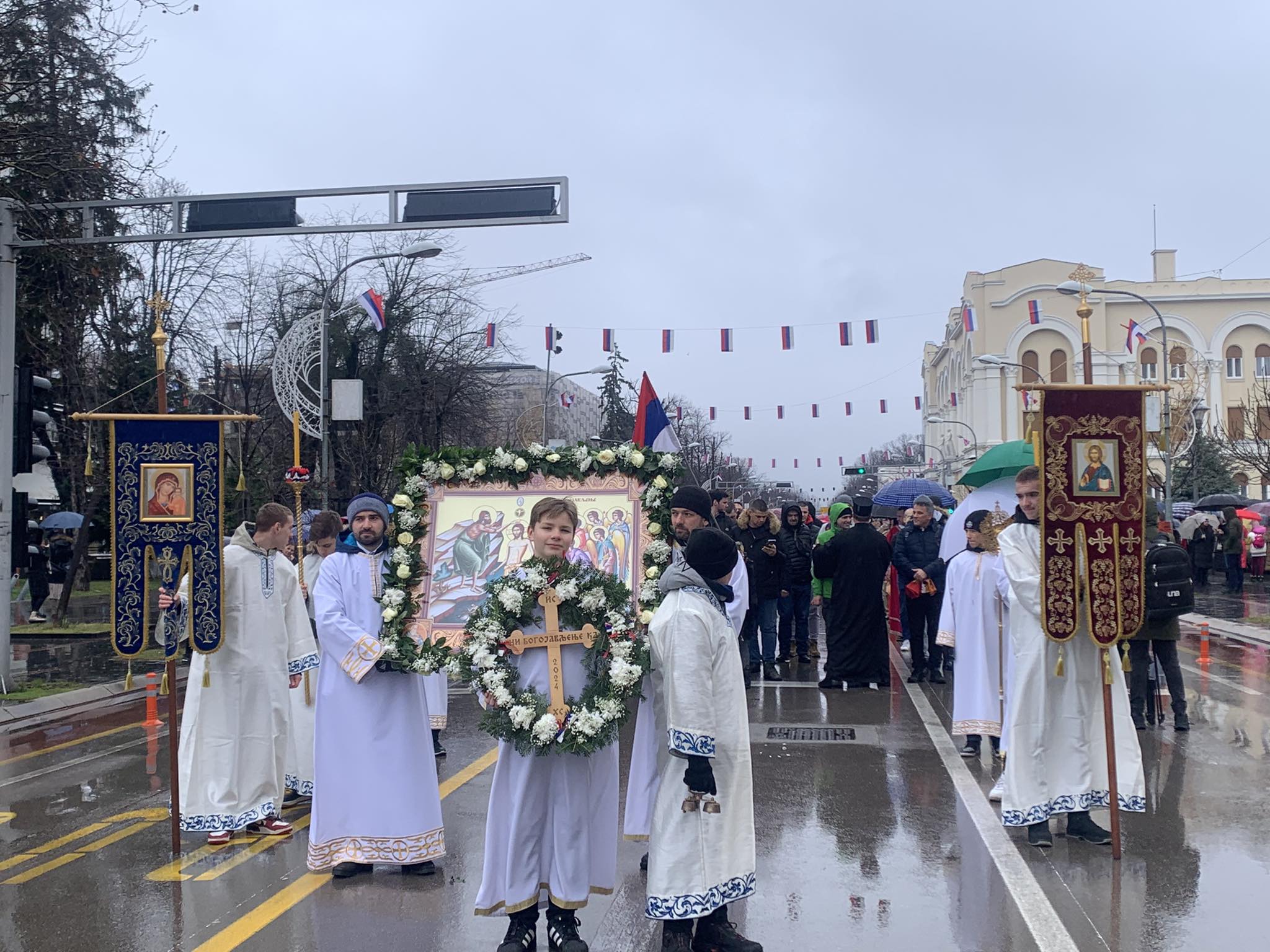 (FOTO/VIDEO) BOGOJAVLJENSKA LITIJA U BANJALUCI Mnošto vjernika se uputilo ka Gradskom mostu gdje će se u Vrbasu plivati za Časni krst