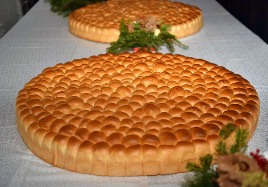 U Bijeljini se lomila česnica sa 33 zlatnika: Za srećne dobitnike prijem kod gradonačelnika (FOTO)