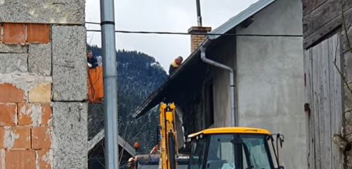 (VIDEO) TRAGEDIJA KOJA JE POTRESLA REGION Radnici čiste kuću u kojoj su stradale majka i kćerka (8)