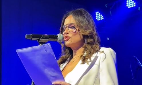 (FOTO/VIDEO) SEVERINA NA NASTUPU POKAZALA SREDNJI PRST Otpjevala pjesmu posvećenu sinu i obratila se javnosti