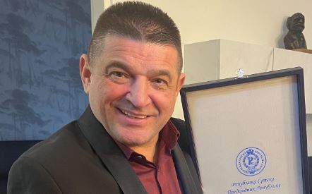 "JEDAN JEDINI I NEPONOVLJIVI" Baja Mali Knindža se pohvalio ordenom: Čovjek koji opjevava naše heroje (FOTO)