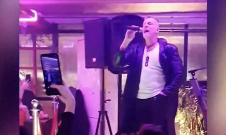 (VIDEO) PRVI NASTUP POSLIJE NESREĆE Đorđe David pjevao pred punom kafanom u Makedoniji