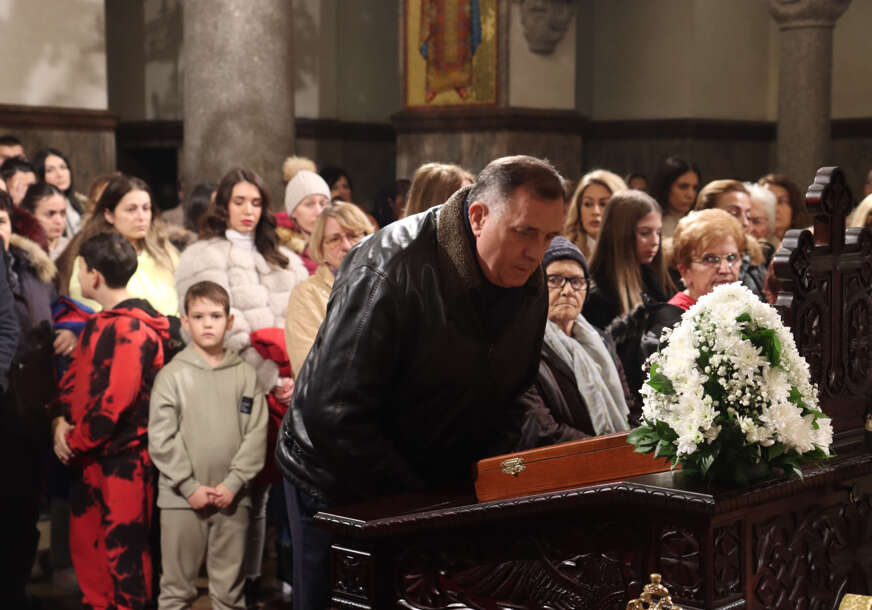 NA OVAJ NAČIN SE ČUVA TRADICIJA Dodik na bogosluženju u Banjaluci za Badnje veče