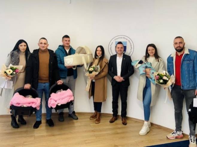 "TO JE VEOMA VAŽNA I TRAJNA USPOMENA" Uručeni zlatnici za četiri prvorođene bebe u Foči