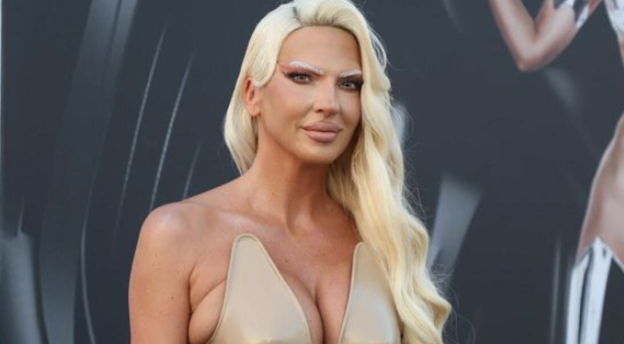 (FOTO) GRUPA LJUDI MUČILA MAGARCA U CENTRU VRNJAČKE BANJE Jelena Karleuša odmah reagovala: Svako zaslužuje da živi