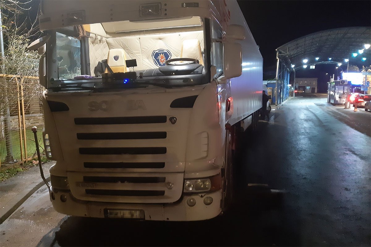 (FOTO) POKUŠAO PROKRIJUMČARITI 27 MIGRANATA Litvanac uhapšen na graničnom prelazu Gradiška