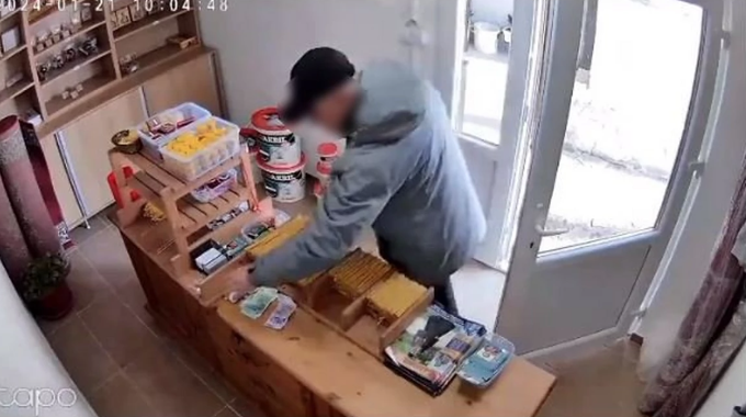 (VIDEO) POKRAO CRKVENU RADNJU Pokupio sav novac, ali mu ni to nije bilo dovoljno, pa se vratio po još