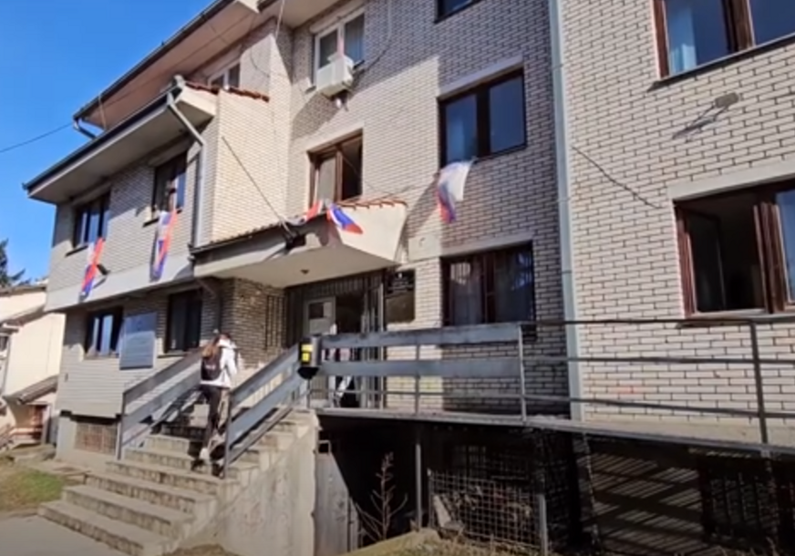 (VIDEO) KONZUMIRALA DROGU NA RADNOM MJESTU? Pokrenuta istraga protiv zamjenice predsjednika opštine Leposavić
