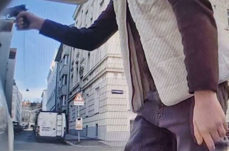 SAM SE PRIJAVIO POLICIJI Mladić iz BiH pištoljem prijetio bečkoj porodici (FOTO)