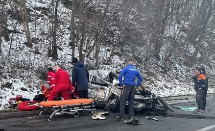 UŽASNA NESREĆA Automobil u potpunosti smrskan, ima povrijeđenih (FOTO)