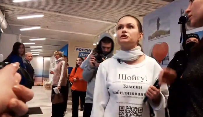 "VLADIMIRE VLADIMIROVIČU, VRATI MI MUŽA!" Ogorčena žena upala u Putinov izborni štab, evo šta mu je poručila
