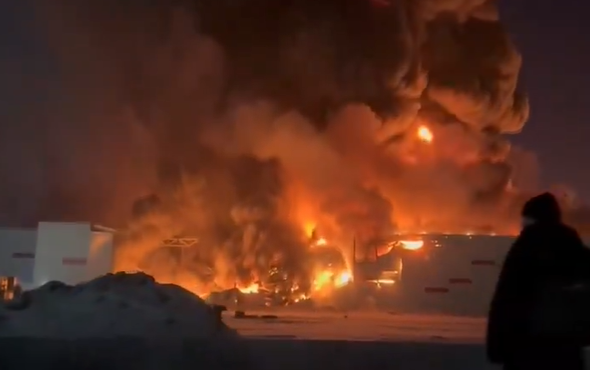 SKLADIŠTE U PLAMENU Oblak ogromnog crnog dima iznad Sankt Peterburga (VIDEO)