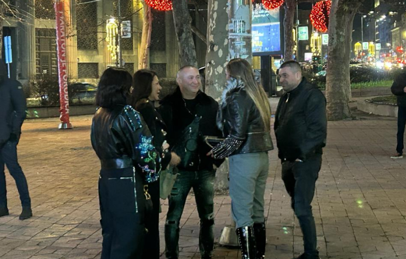 ĐANI I BAJA MALI KNINDŽA NA PREMIJERI FILMA "NEDELJA" Sve oči uprte u supruge pjevača
