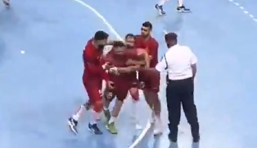 (VIDEO) HAOS NA MEČU RUKOMETNOG PRVENSTVA Igrači htjeli da linčuju sudiju, petorica privedena