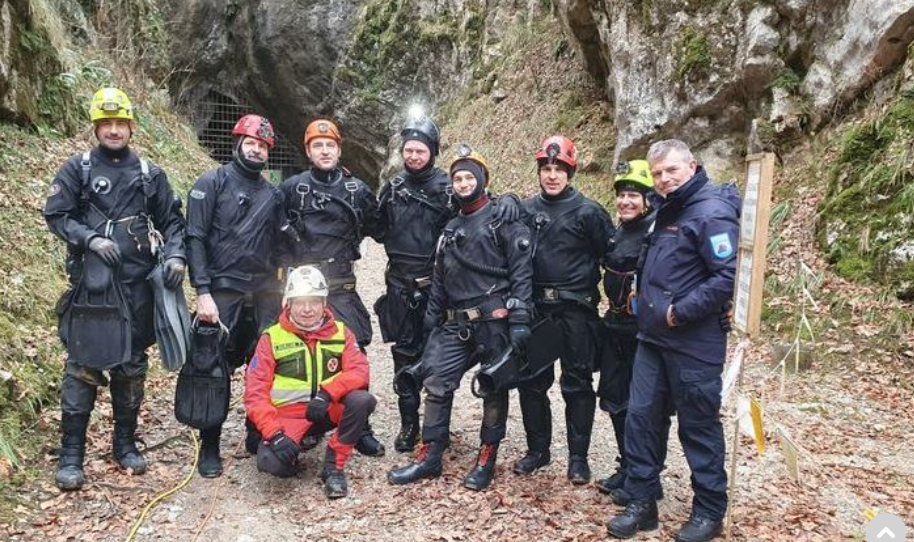 HEROJSKI ČIN TRAJAO 6 SATI Ovo su spasioci koji su izvukli porodicu iz pećine i spasili ih agonije (FOTO)