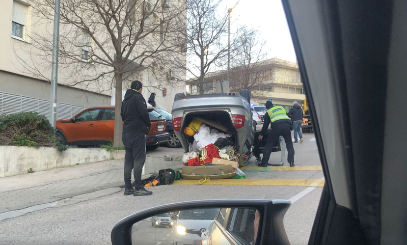(FOTO) SAOBRAĆAJNA NESREĆA ŠOKIRALA GRAĐANE "Nije nam bilo jasno kako se ovo dogodilo" Splićane ujutro dočekao nesvakidašnji prizor