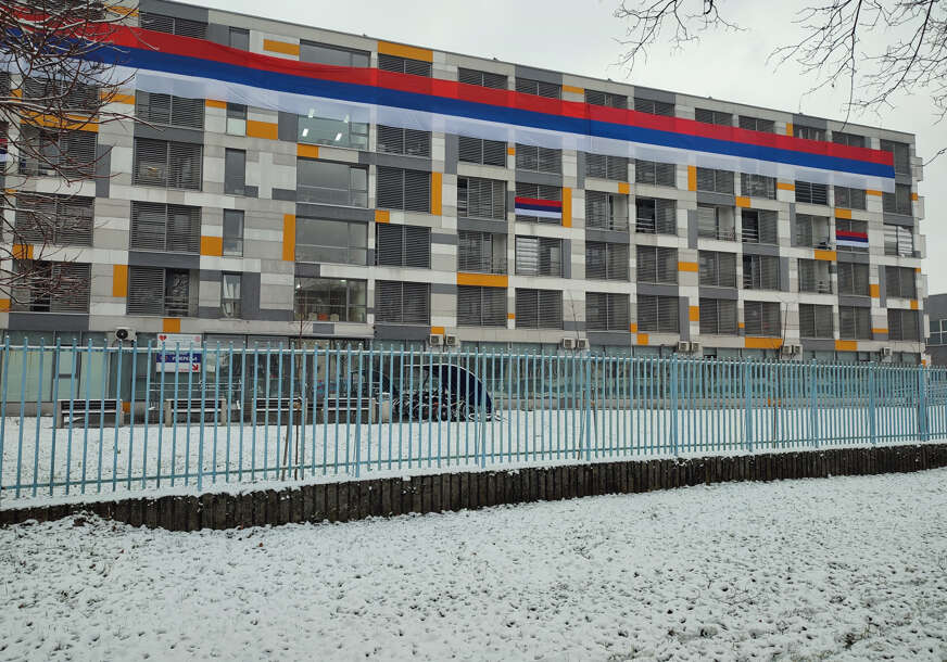 U ČAST 9. JANUARA Studenti u banjalučkom kampusu istakli i veliku zastavu Srpske