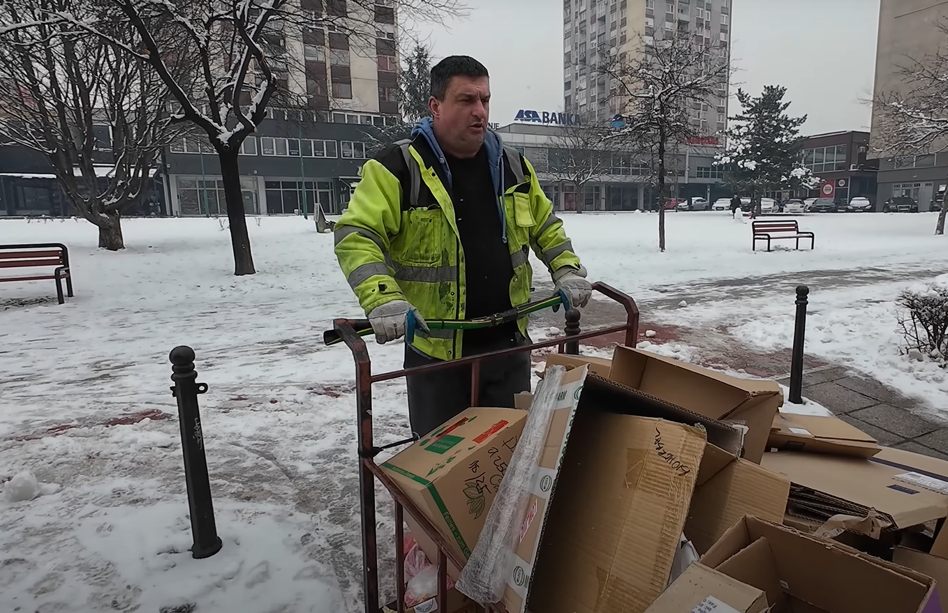 (VIDEO) DOBRI LJUDI MU POMAŽU Sarajlija preživljava prodajući stari papir