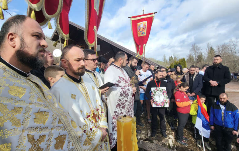 OKO 100 TAKMIČARA U Palama prvi doplivao Miladin Vuković do Časnog krsta: Kao nagradu dobio Sveto pismo