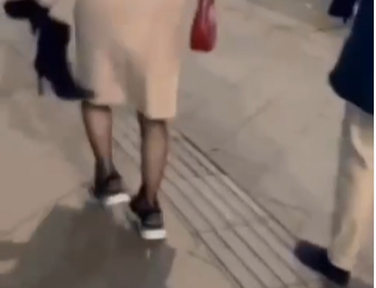 DOKAZ DA DŽENTLMENI JOŠ POSTOJE Patike dao djevojci, a on hodao bos (VIDEO)