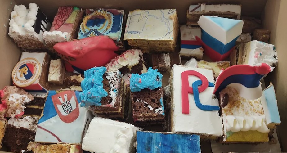 "OD NEČEGA SE MORA POČETI“ Ćosić povodom 9. januara poslao tortu načelnici Sarajeva Benjamini Karić (FOTO)