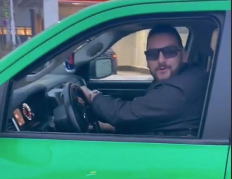 BAHATI SE U BEČU, VOZI BEZ DOZVOLE? Zola se pohvalio bijesnom mašinom od 30.000 dolara poslije diskvalifikacije (VIDEO)