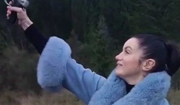 "BRAĆO SRBI, RUSI, PRAVOSLAVNI CARE PUTINE…" Otkriveno ko je djevojka koja je postala hit pucajući iz pištolja na Božić (VIDEO)