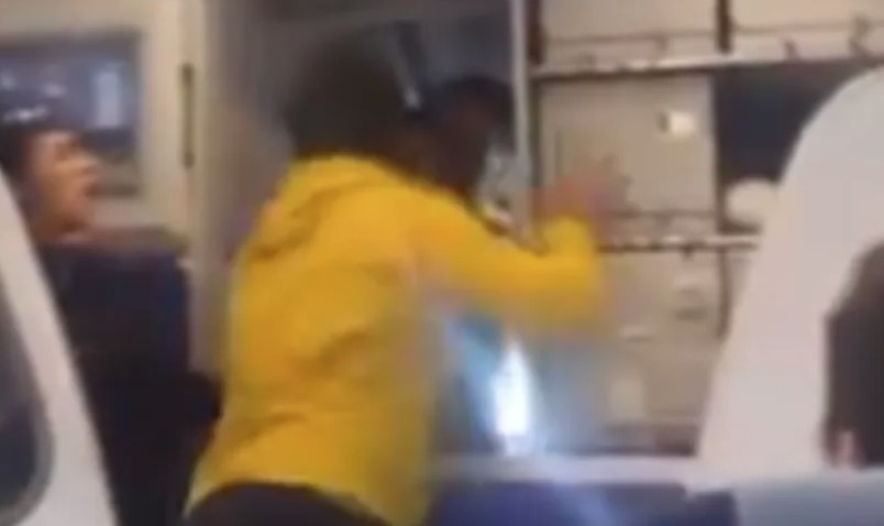 OBJAVLJEN SNIMAK Bijesni putnik ošamario pilota (VIDEO)