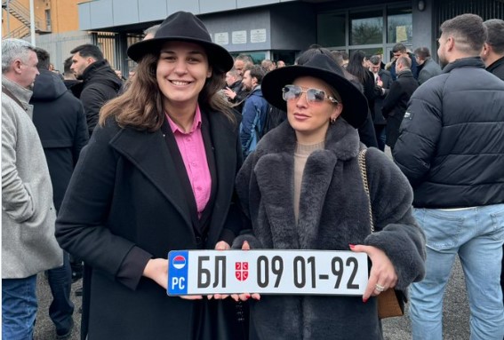 "KOMENTARI TRI, ČET'RI, SAD" Potpredsjednica NSRS Ana Ljubojević u Sarajevu pozirala sa tablicom Banjaluke