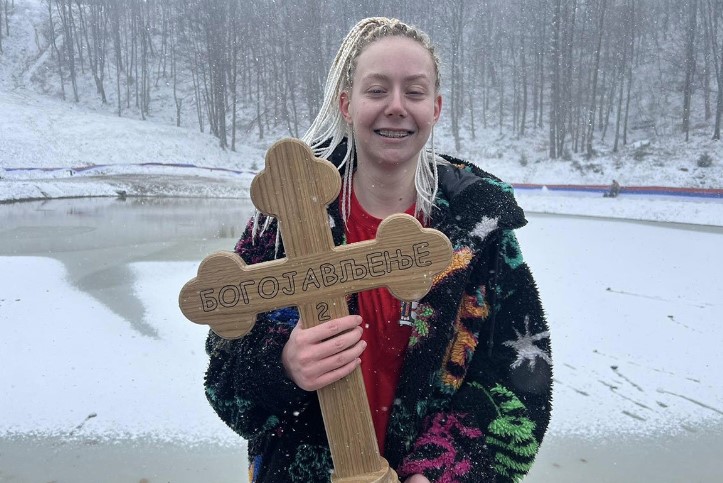 STOTINJAK UČESNIKA SKOČILO U BUSIJU Djevojke doplivale prve do časnog krsta (FOTO)