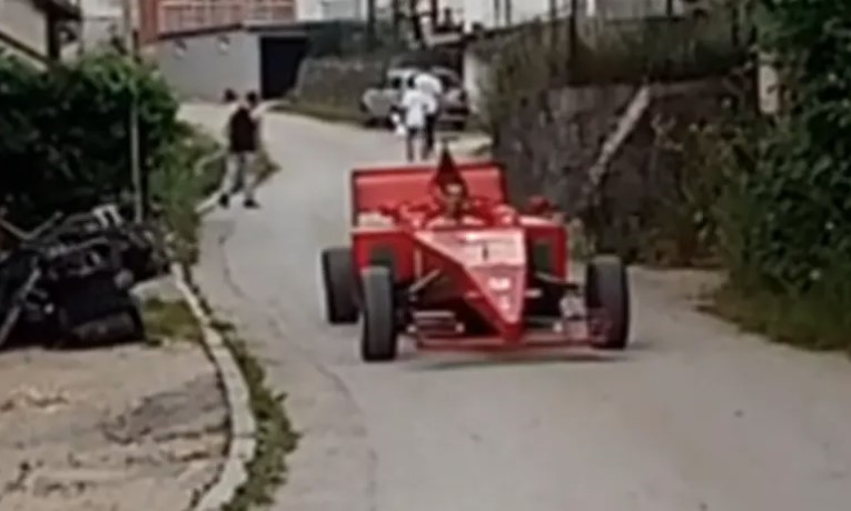 SAMO U BiH Еntuzijasta napravio bolid Formule 1, model "uradi sam" provozao po lokalnom putu (VIDEO)