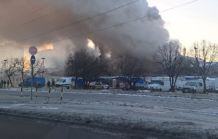 Novi Beograd: Ponovo gori kineski tržni centar u Bloku 70: 13 vozila i 46 vatrogasaca gasi vatru (FOTO)
