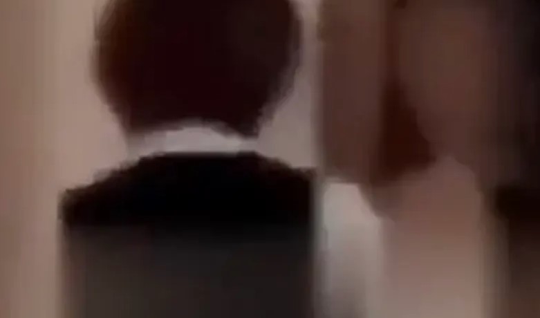 SNIMAK ŠOKIRAO SVIJET Profesorica potpuno naga trčala kroz školu