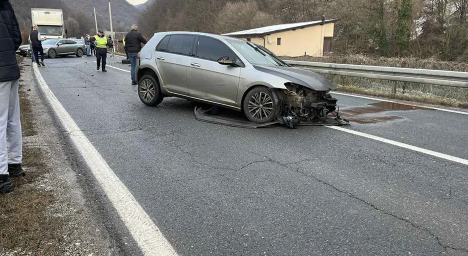 GOLF POTPUNO SMRVLJEN Težak udes u opštini Vogošća (FOTO)