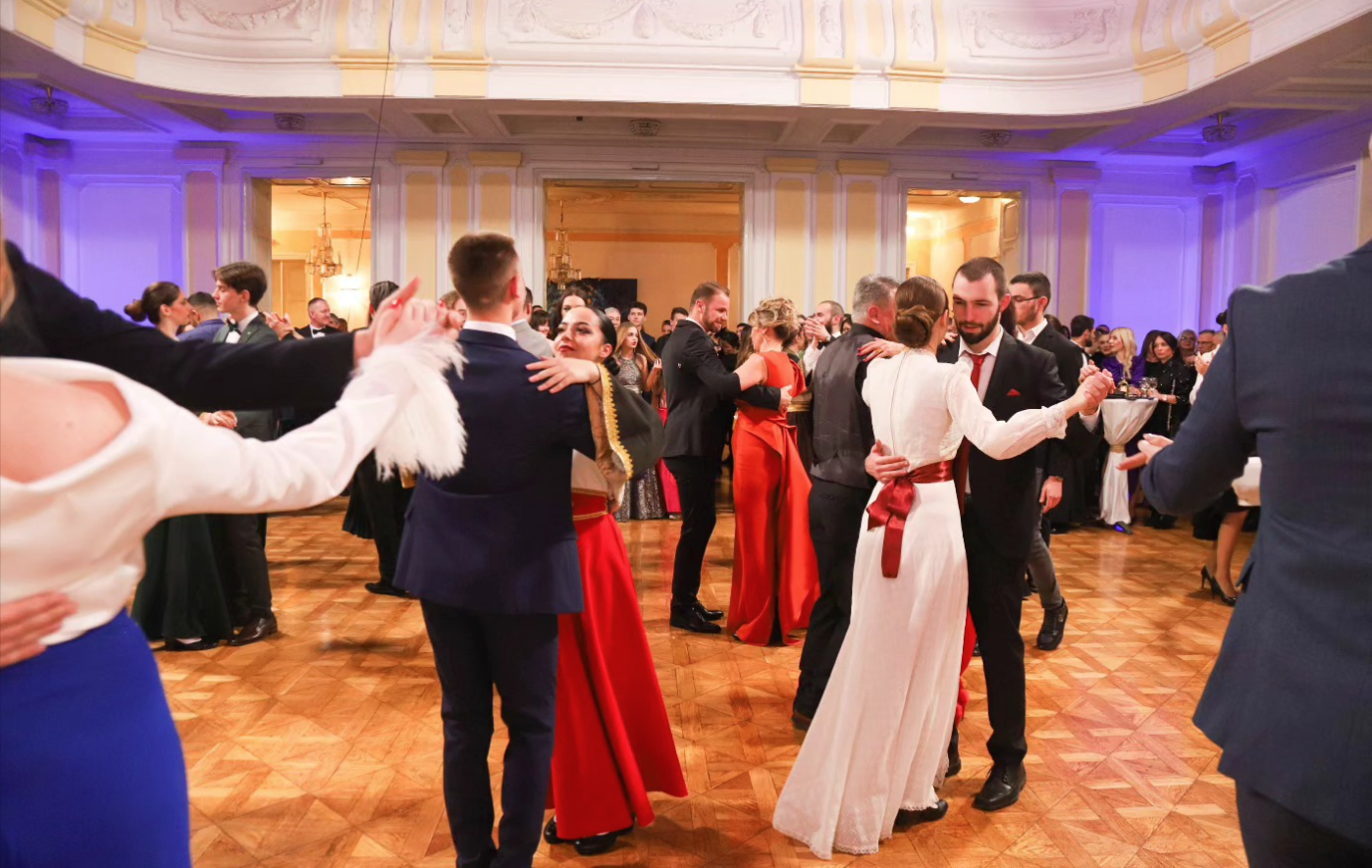 ODRŽAN SVETOSAVSKI BAL U BANJALUCI Njegovanje tradicije predaka (FOTO)