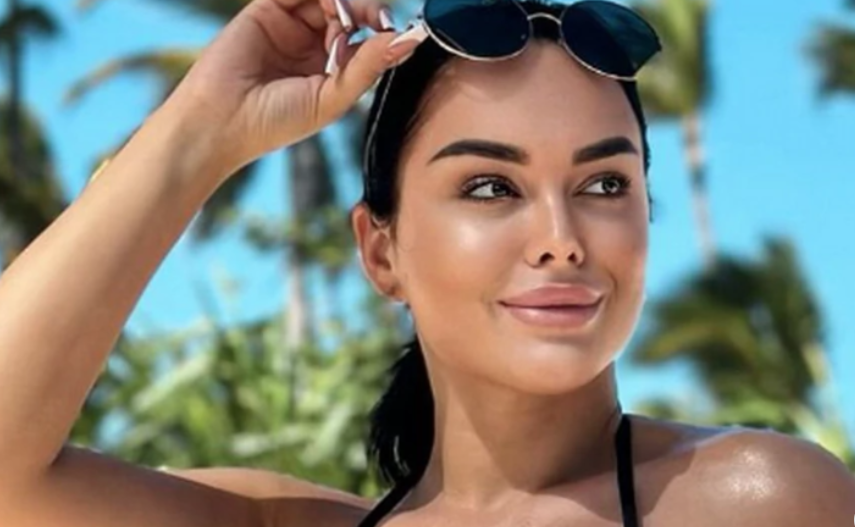 (FOTO) "ŽENA OD SULTANA" UŽIVA NA PLAŽI Pratioci oduševljeni njenim izgledom