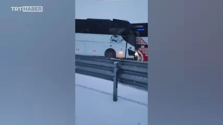 STRAVIČAN SNIMAK NESREĆE Sudar dva autobusa i kamiona, ima mrtvih (VIDEO)