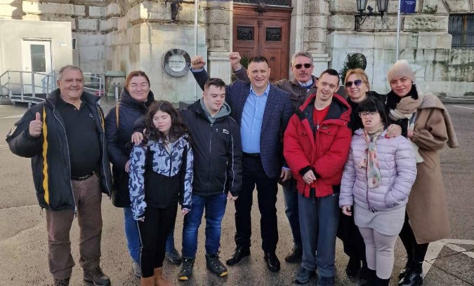 (FOTO) DRUŽILI SE SA GLUMCIMA I PJEVAČIMA Đajić i članovi Daun sindrom centra uživaju u Beču: Počastio ih čuvenim bečkim kobasicama