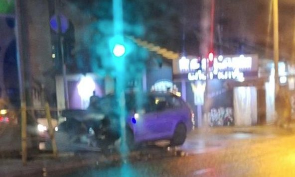PREDNJI DIO AUTOMOBILA UNIŠTEN U sudaru povrijeđene dvije osobe (FOTO)
