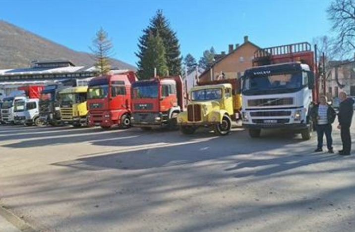 Kamiondžije prodefilovale ulicama Drvara