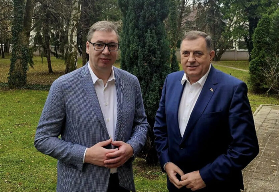 (FOTO) "ČASTIM KOKICAMA" Vučić čestitao Dodiku rođendan, a ovo mu je poklonio