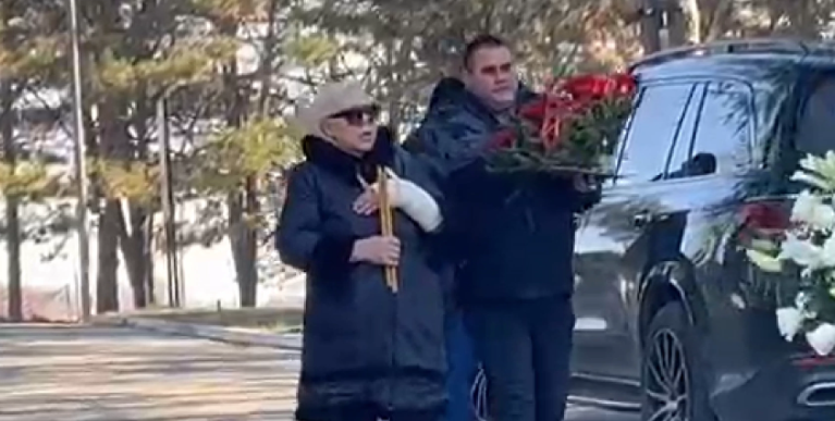 (FOTO) SAHRANA PRVOG MUŽA ZORICE MARKOVIĆ Pjevačica skrhana bolom, sin Ilija u suzama