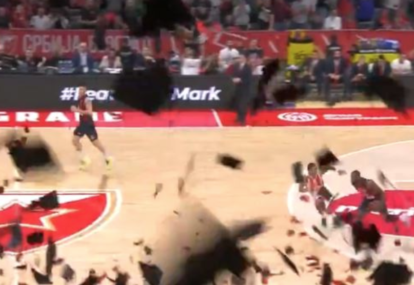 (VIDEO) SPEKTAKL U ARENI Navijači Zvezde ovim potezom prekinuli meč