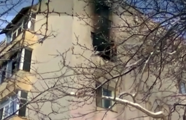 STRAVIČNA SCENA Majka bacila šestomjesečnu bebu sa prozora, pa skočila za njom uslijed požara