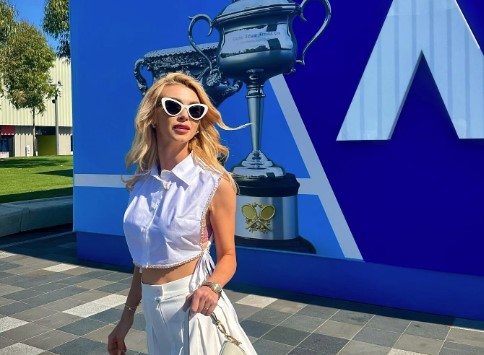 (FOTO) RUMUNSKA PJEVAČICA OPČINJENA ĐOKOVIĆEM Andrea zapalila mreže: Dok se muž bori za pobjedu, ona se fotografiše sa Noletom