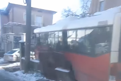 (VIDEO) PROLETIO KROZ OGRADU! Autobus uletio u dvorište porodične kuće