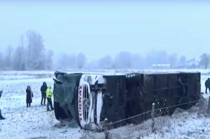 (VIDEO) STRAVIČNA NESREĆA U TURSKOJ U prevrtanju autobusa poginulo 6 putnika, više od 30 povrijeđeno